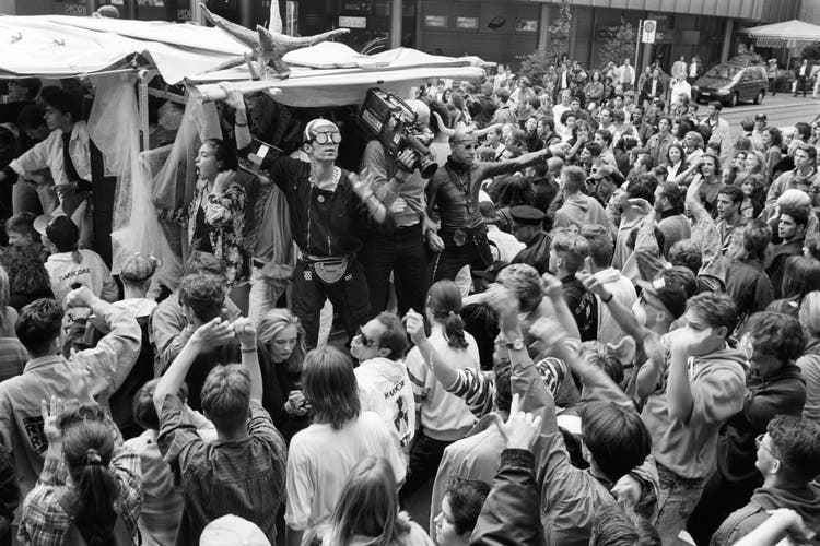 Am 5. September 1992 nehmen 1000 Personen an der Street Parade teil.