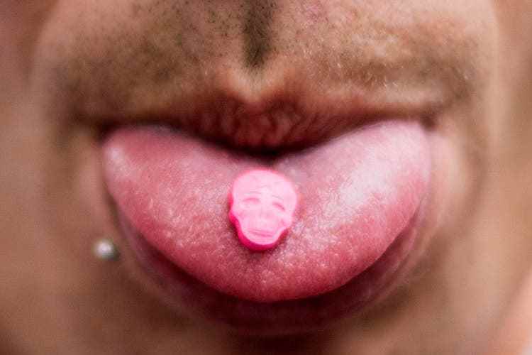 MDMA: Ein Mann zeigt 2017 seine Pille dem Fotografen.