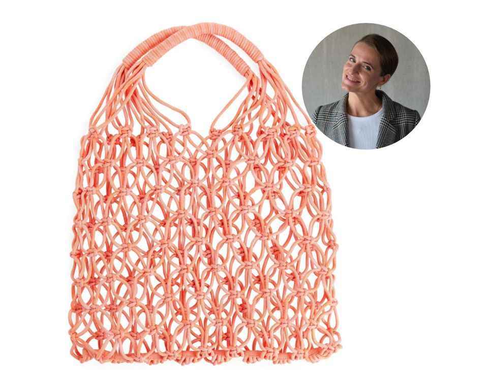 Anna-Lisa relies on coral-colored net in summer