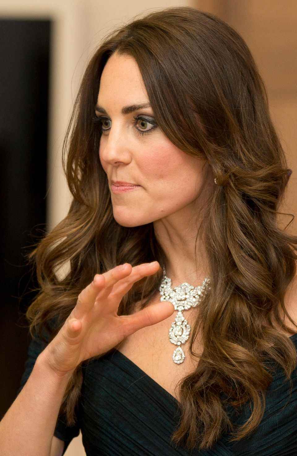 The first mail carries Duchess Catherine "Nizam of Hyperabad"- Necklace at the Portrait Gala in 2014. 