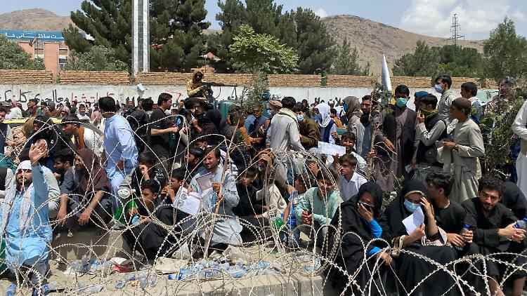 Bild 15_Taliban überwacht die Menge am Gate.jpg