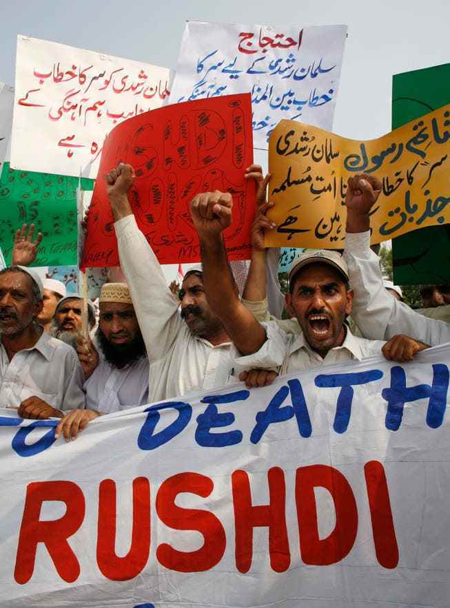 Image from a Pakistani protest against Salman Rushdie's knighting in the UK.  Islamabad, June 22, 2007.