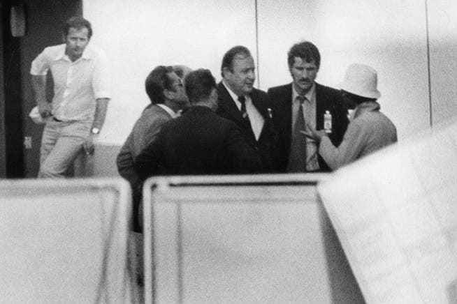 Hans-Dietrich Genscher (middle), then Federal Minister of the Interior, negotiates personally with the leader of the hostage-takers (with hat).