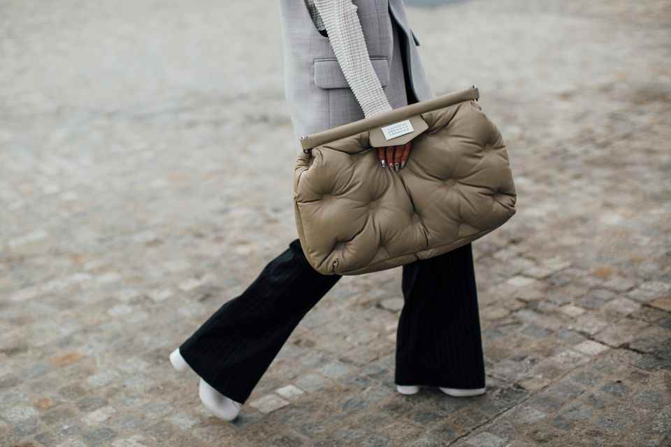 Street style Milan: woman with quilted bag