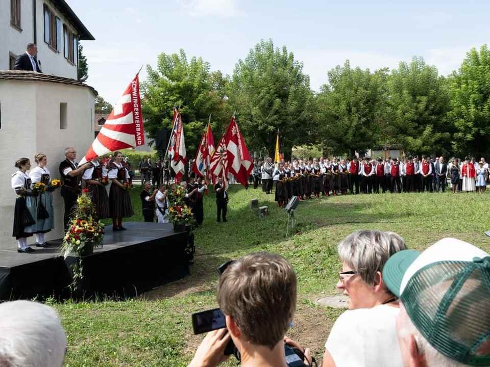 People with flags in front of Pratteler Castle