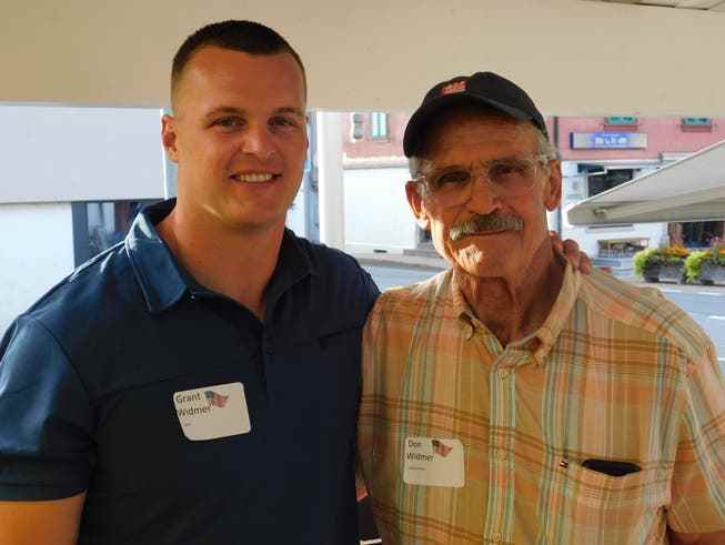 Son and father at the reception in the Muotathal: Grant Widmer (left), 29 years old, police officer, is taking part in the federal conference for the first time this weekend.  Don Widmer, 74 years old, no longer swings - and is far from thinking about retirement.