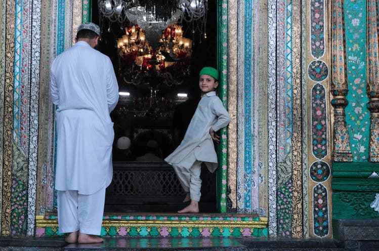 Ein Knabe steht am Eingang des Schreins des Sufi-Heiligen Mir Sayyid Ali Hamadani in Kaschmirs Hauptstadt Srinagar. Den Wahhabiten sind Sufi-Praktiken wie Heiligenverehrung ein Graus.