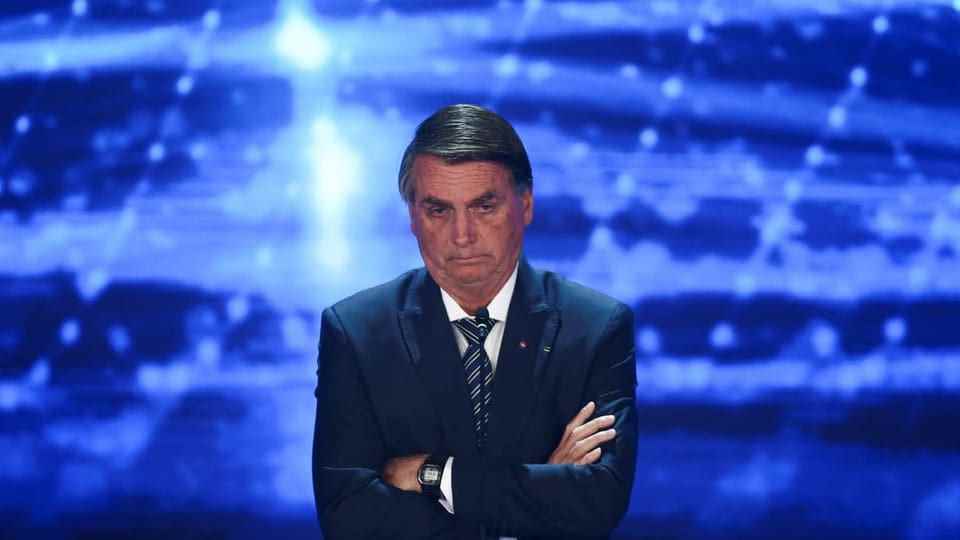 Bolsonaro with his arms crossed