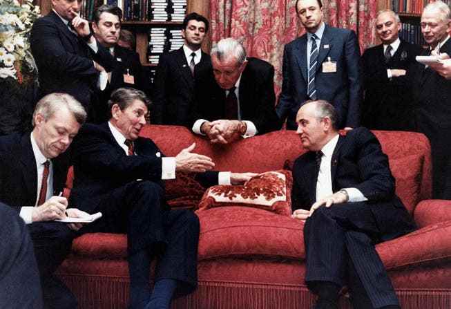 Der amerikanische Präsident Ronald Reagan (links) und Michail Gorbatschow, abgebildet 1985 in Genf.