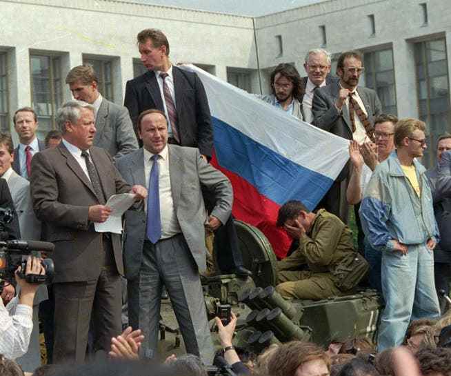 Boris Jelzin (links) schlug im August 1991 einen Putschversuch kommunistischer Hardliner zurück und verdrängte Gorbatschow schliesslich von der Macht. 