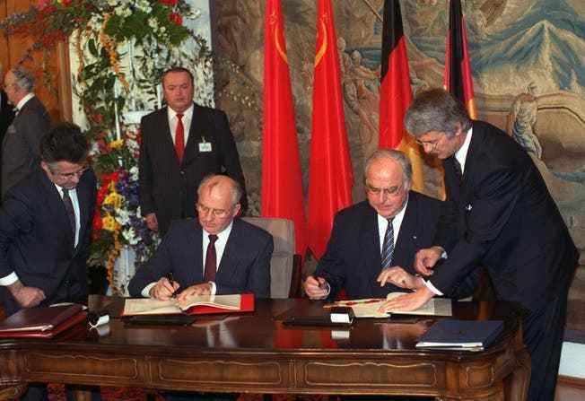 Russian President Mikhail Gorbachev, left, and German Chancellor Helmut Kohl, right, during the signing of a major treaty "good neighborliness, partnership and cooperation" in Bonn, recorded on November 9, 1990.