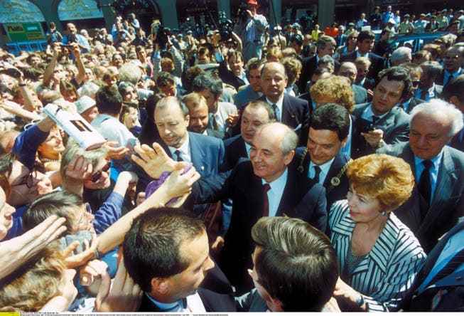 Mikhail Gorbachev in Bonn at the 'bath in the crowd', right.  from him the Lord Mayor of Bonn, Hans Daniels, Raisa Gorbatschova, the Soviet Foreign Minister Eduard Shevardnadse - June 1989 during a state visit to the Federal Republic of Germany.