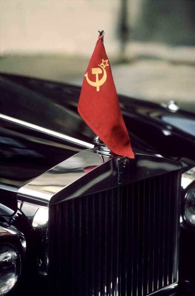 In 1985, a year later, Gorbachev, Secretary General of the USSR, drives up to London in a Rolls-Royce.