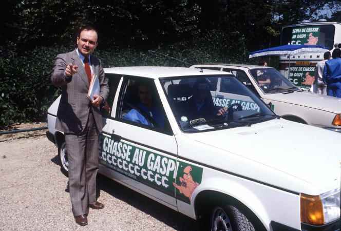 Jean Poulit, director of the agency for energy savings, poses next to a car taking part in the “Chase au gaspi” operation, in July 1979.
