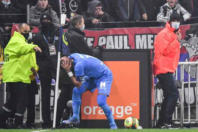 In Lyon, on November 21, 2021, a bottle of water was thrown from the stands at Dimitri Payet, a player from Olympique de Marseille, during the match between the Marseille team and Olympique Lyonnais.