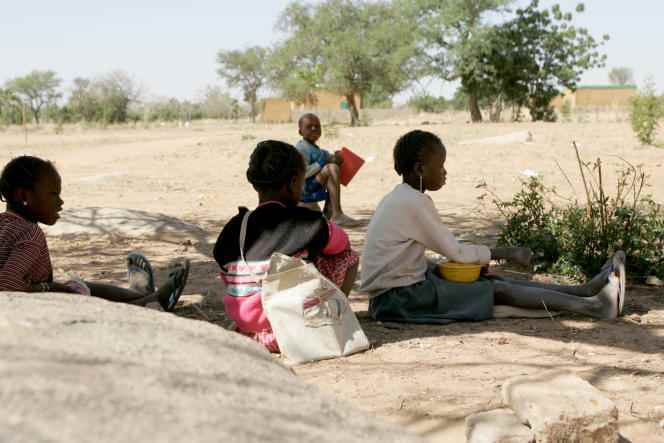 Students at a bilingual (French and Fulani) primary school in the village of Nongana de Ziniare, north of Ouagadougou, in November 2004.
