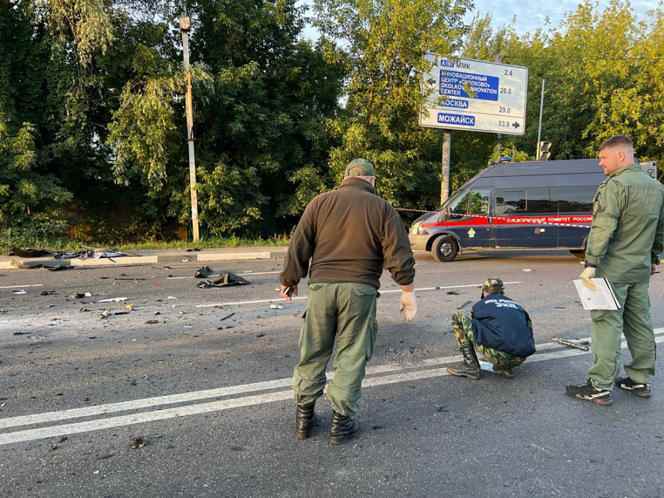 Investigators at the scene of the explosion of the car driven by Daria Duguina, on a highway near the village of Bolshie Vyzyomy, about forty kilometers from Moscow, on August 20, 2022.