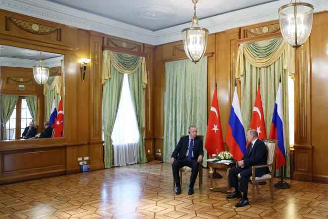 Turkish President Recep Tayyip Erdogan and his Russian counterpart Vladimir Putin in Sochi, Russia, August 5, 2022 (photo taken and released by the Turkish Presidential Press Service).