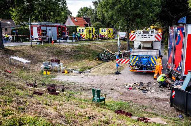 Rescue services are working on August 27, 2022 at the scene of the accident that occurred the day before in the city of Nieuw-Beijerland, in the Netherlands, causing the death of at least six people. 