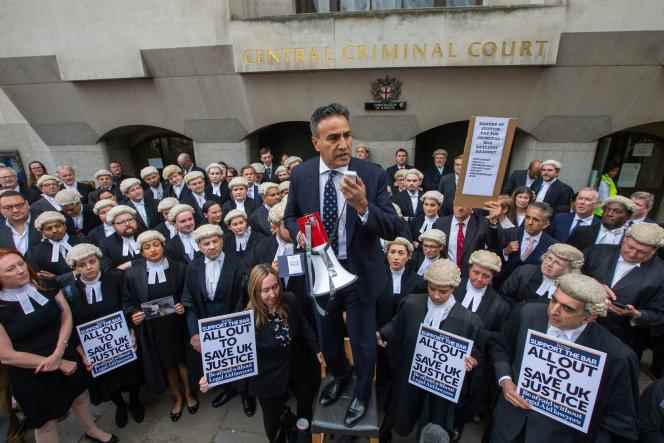 Lawyers on strike outside the High Criminal Court in London (Old Bailey) in order to obtain a fee hike, June 27, 2022.