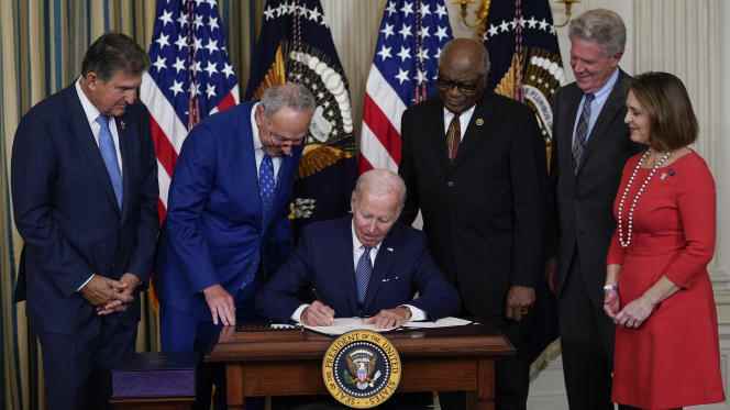 US President Joe Biden signs the climate change and health care bill, at the White House in Washington, August 16, 2022. Alongside him are (from left) elected Democrats Joe Manchin, Chuck Schumer, James Clyburn, Frank Pallone and Kathy Castor.