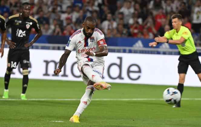 Lyon striker Alexandre Lacazette scored his first goal of the season in Ligue 1 on penalty, and the 101st of his career in the French championship, on August 5 at Décines-Charpieu, after a five-year interlude in England.