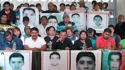 A year after the disappearance of the 43 students, their relatives in Mexico City are still demanding a full investigation.  (Image: Keystone/EPA)