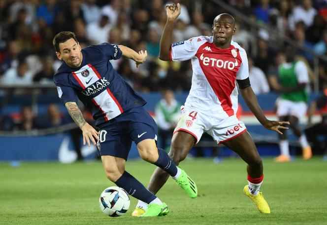 The Parisian Leo Messi in the duel with the Monegasque Mohamed Camara during the draw, 1-1, between PSG and AS Monaco, at the Parc des Princes, in Paris, on August 28, 2022.