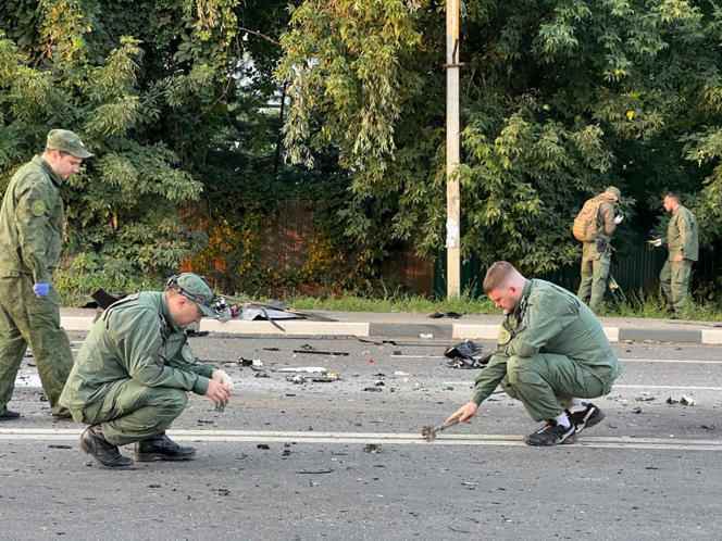 Russian investigators at the scene of the explosion that killed Daria Douguina, Sunday August 21.