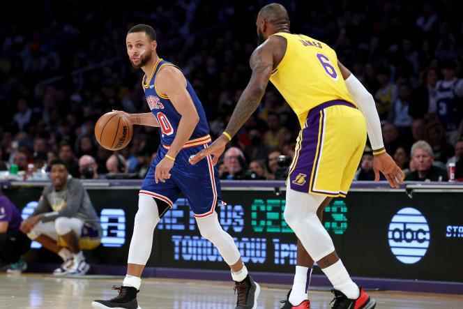Stephen Curry (blue jersey), defending champion with the Golden State Warriors, against Los Angeles Lakers player LeBron James, in Los Angeles, March 6, 2022. 