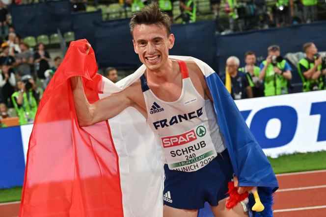 Yann Schrub celebrates his bronze medal in the 10,000m of the European Athletics Championships at the Olympic Stadium in Munich, Germany, on August 21, 2022.