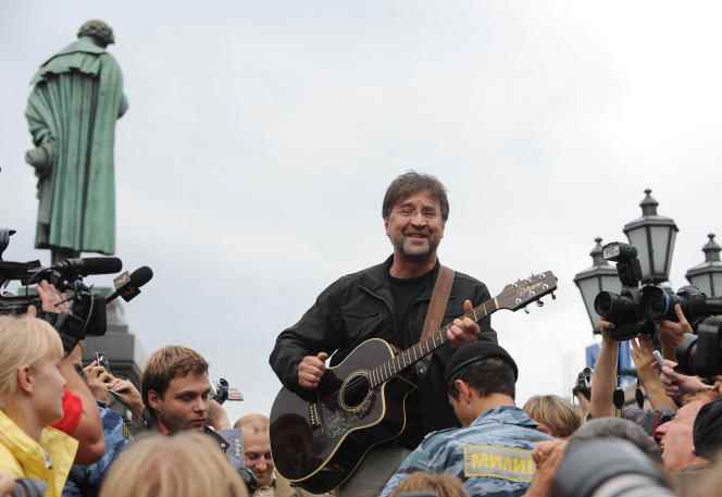Russian rock singer Yuri Shevchuk speaks during a protest rally in central Moscow on August 22, 2010.