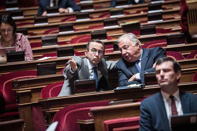 The president of the group Les Républicains Bruno Retailleau (on the left) with the president of the Senate Gerard Larcher, during the discussion before the upper house of the amending finance bill for 2022, August 1, 2022.
