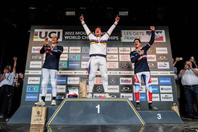 From left to right, Amaury Pierron, Loïc Bruni and Loris Vergier, on the podium, on August 27, during the World Mountain Bike Championships, in Les Gets (Haute-Savoie).
