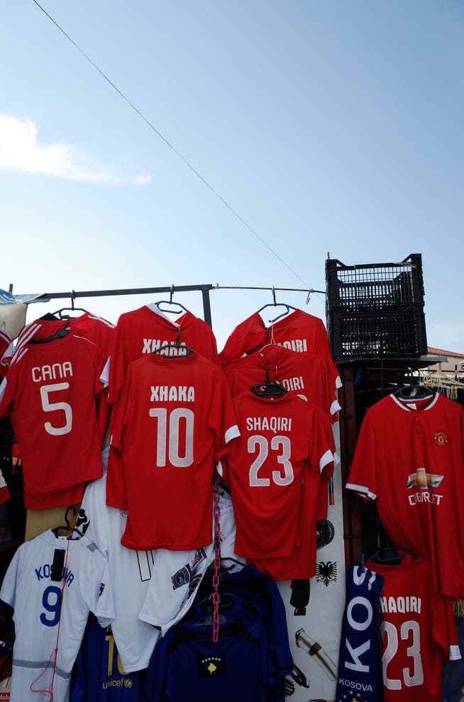 Football shirts worn by Swiss internationals with roots in Kosovo at a market in Pristina: Relations with the diaspora are not only close economically.