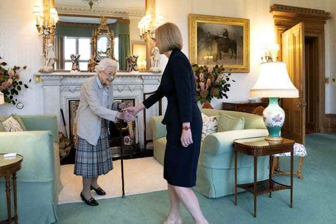 During an audience at Balmoral Castle in Scotland, Queen Liz Truss officially mandates the formation of a government. 