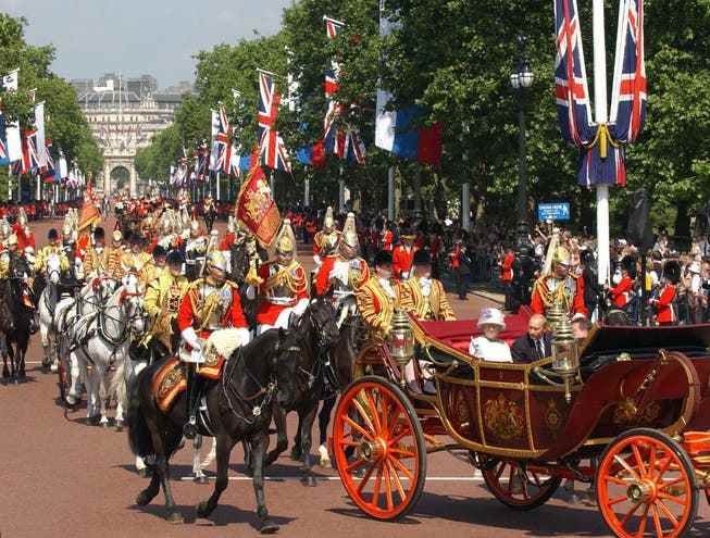 The Queen and Putin ride together in a carriage to Buckingham Palace in 2003.