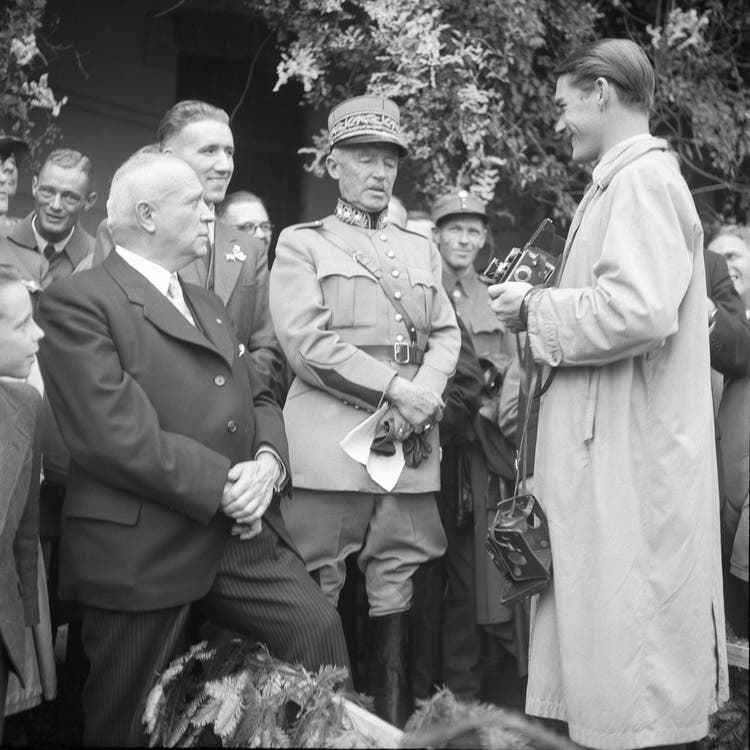General Guisan during his visit to the Zurich Knabenschiessen in 1945. 