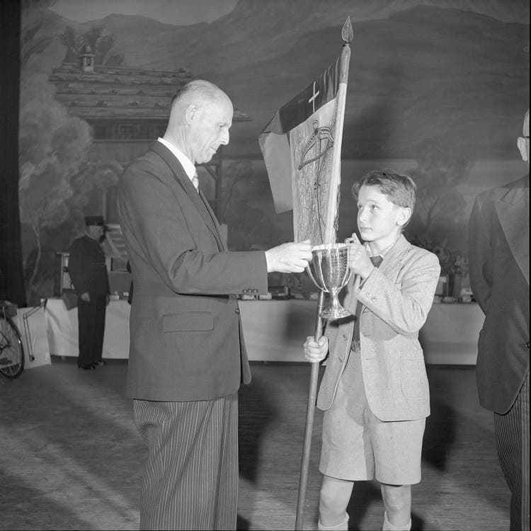 The marksman king of 1952, Walter Müller, is honored with a trophy.
