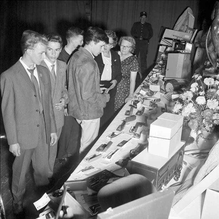 Young people marvel at the table full of gifts at the boys' shooting in 1960.