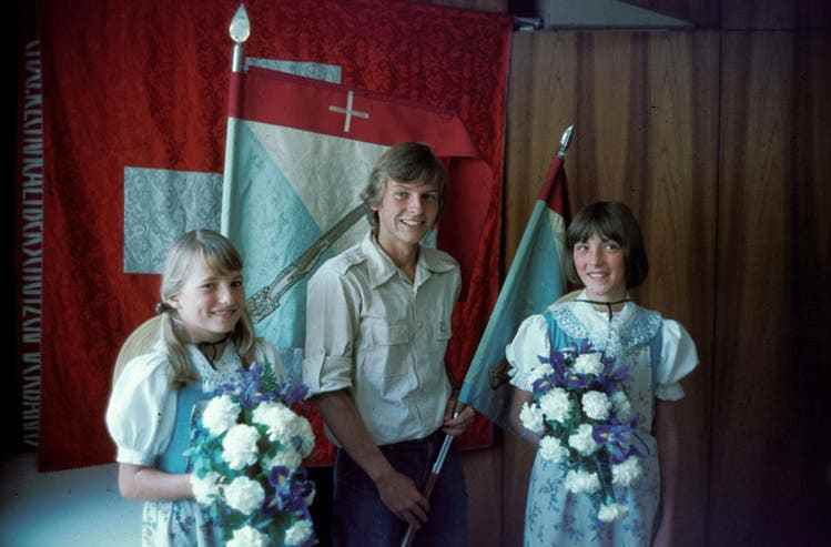 Two maids of honor frame the Schützenkönig in 1977.