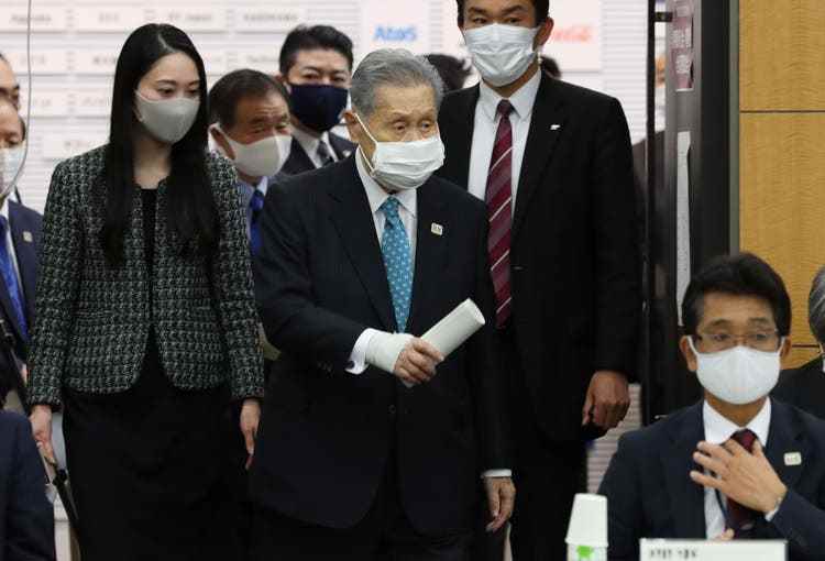 On February 12, 2021, Yoshiro Mori, former chairman of the organizing committee, announces his resignation in Tokyo.