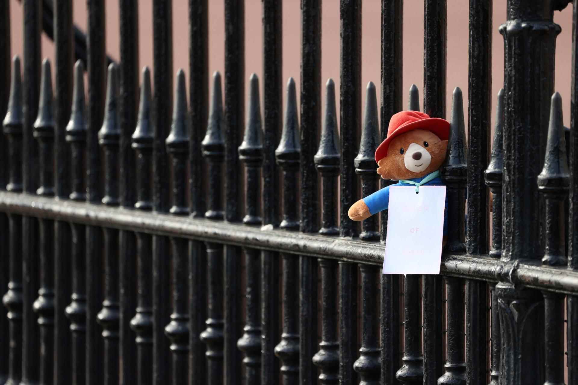 A Paddington teddy bear left outside Buckingham Palace in London on September 10, 2022. Queen Elizabeth II had taken part in a humorous short film with the fictional character on the occasion of the jubilee for her sixty years of reign, in June 2022.