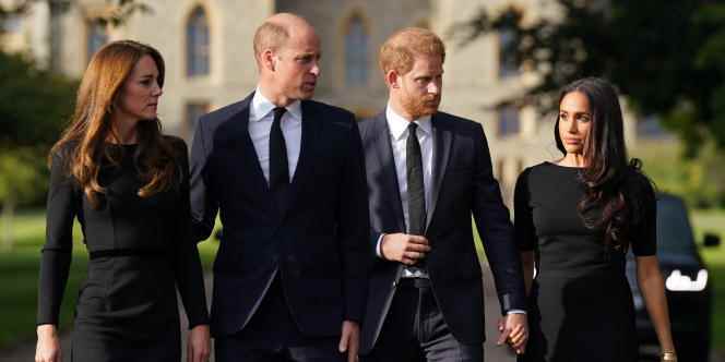 Prince William, heir to the crown, and his brother Harry, as well as their respective wives, Kate and Meghan, went to pray together on Saturday afternoon in front of the flowers laid in memory of Queen Elizabeth II at Windsor Castle.