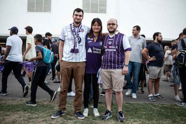 Tanguy (left), a fervent supporter of the TFC, brings two friends of his own, Melinda and Benjamin, who are going to discover a professional football match for the first time.  Benjamin comes from Castres and for the first time he is wearing a Toulouse jersey, "Football not Rugby" he specifies.