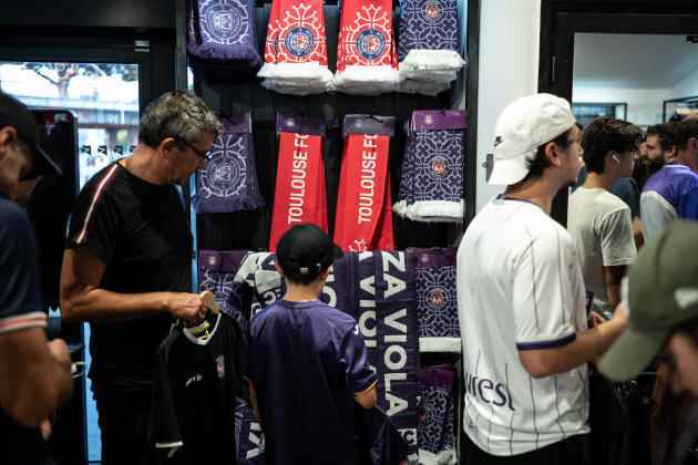 In the Toulouse Stadium store, merchandising is running at full speed on August 31.