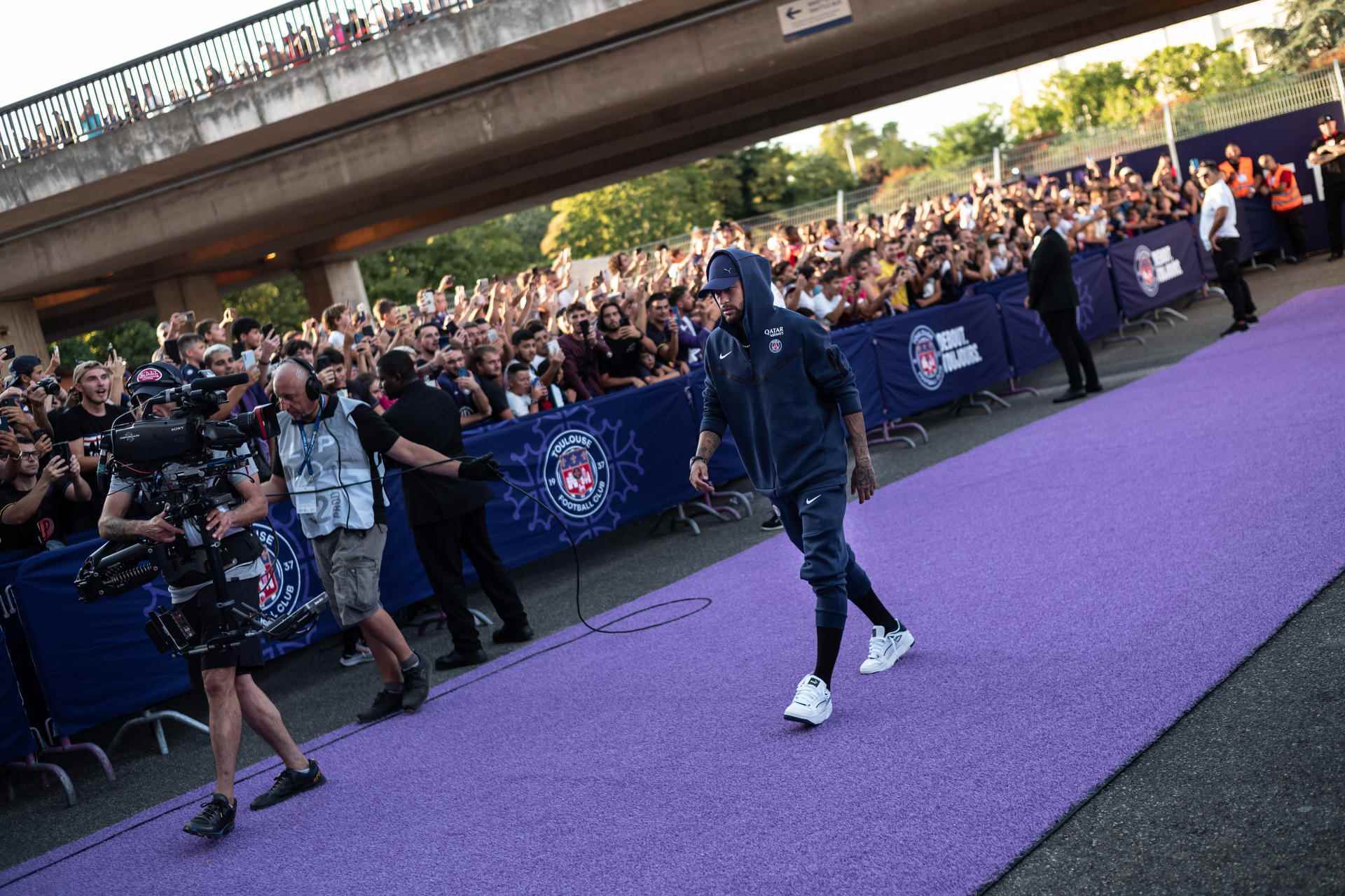 Neymar arrives to the cheers of TFC supporters at the Toulouse Stadium when the PSG players arrive on August 31.