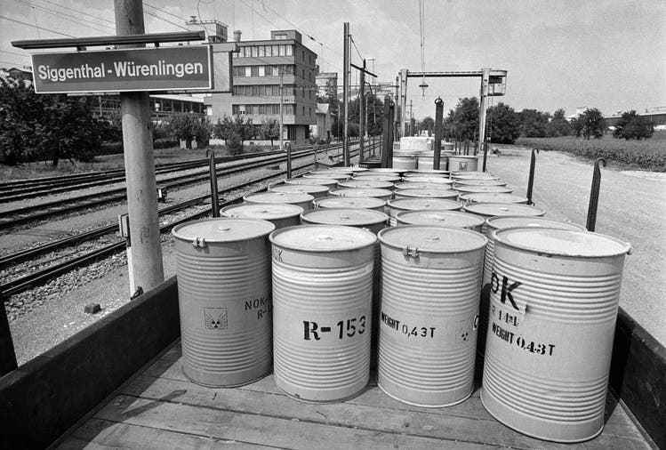 Brisante Fracht: Fässer mit radioaktiven Abfällen werden 1976 mit der Bahn in die Niederlande gebracht, wo sie verschifft und im Nordatlantik versenkt werden.