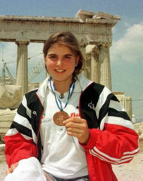 Anita Weyermann in August 1997 with her World Championship bronze medal on the Acropolis in Athens.