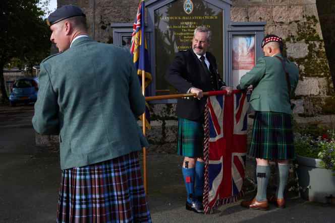 Residents prepare for the passage of the royal funeral procession, in the village of Ballater (Scotland), September 11, 2022.